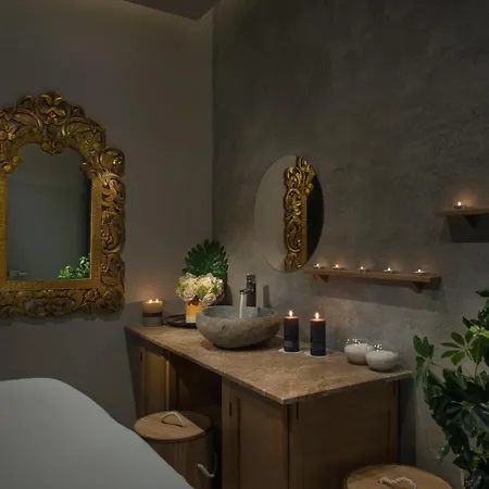 The Palace Hotel, Sunny Day מלון