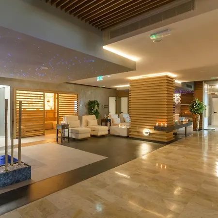 מלון The Palace Hotel, Sunny Day