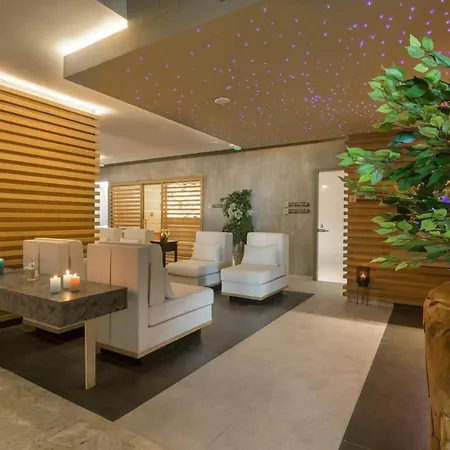 The Palace Hotel, Sunny Day מלון 5*