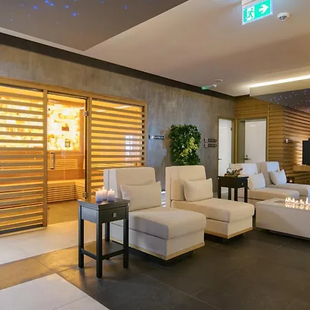 The Palace Hotel, Sunny Day מלון