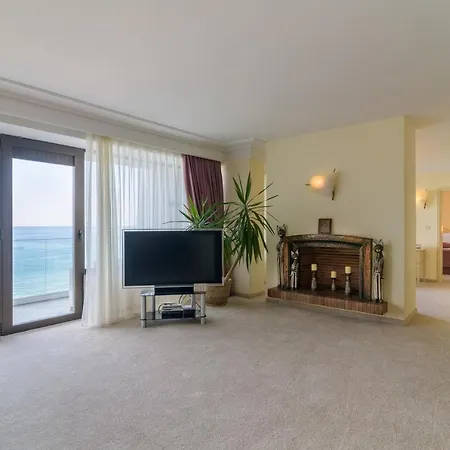 מלון The Palace Hotel, Sunny Day