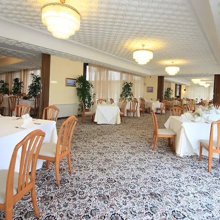 The Palace Hotel, Sunny Day מלון