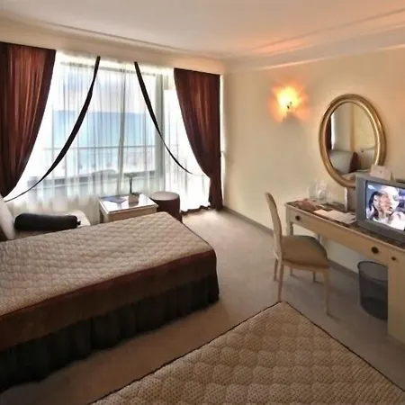 The Palace Hotel, Sunny Day סנט קונסטנטין והלנה