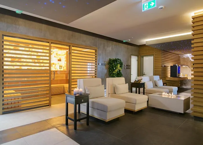 The Palace Hotel, Sunny Day Hotel