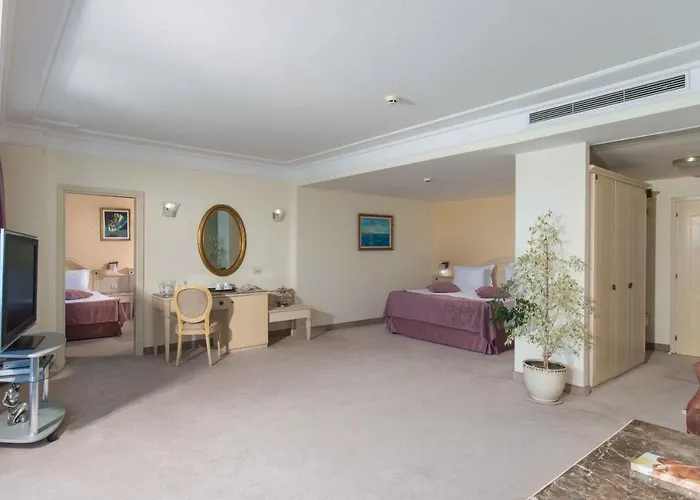 The Palace Hotel, Sunny Day