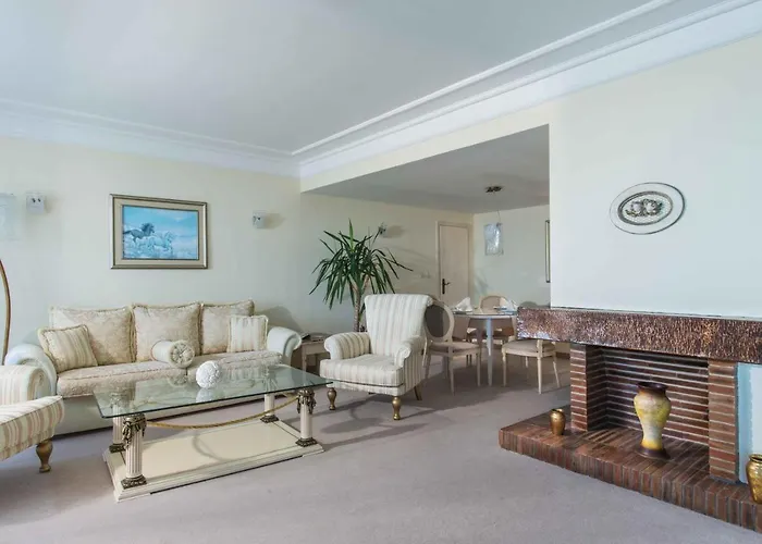 The Palace Hotel, Sunny Day St Constantin et Helena