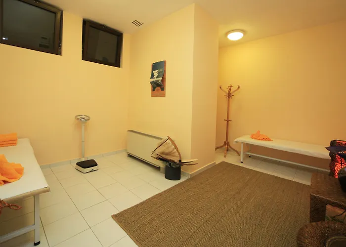 The Palace Hotel, Sunny Day Hotel St Constantin et Helena