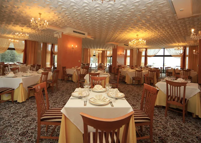 The Palace Hotel, Sunny Day Hotel St Constantin et Helena