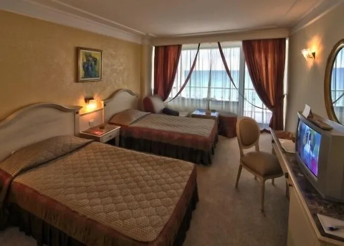 The Palace Hotel, Sunny Day Hotel St Constantin et Helena