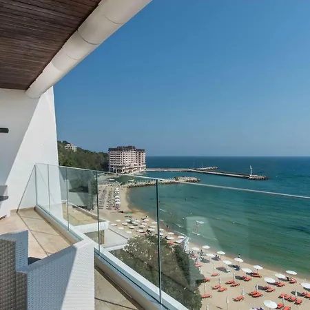 מלון The Palace Hotel, Sunny Day