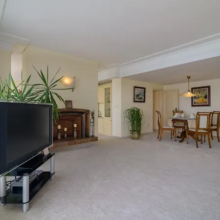 The Palace Hotel, Sunny Day Szálloda