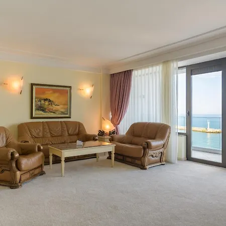 The Palace Hotel, Sunny Day Szálloda