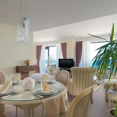 The Palace Hotel, Sunny Day Szálloda