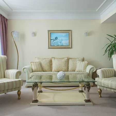 The Palace Hotel, Sunny Day Отель