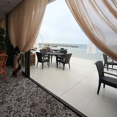 מלון The Palace Hotel, Sunny Day סנט קונסטנטין והלנה