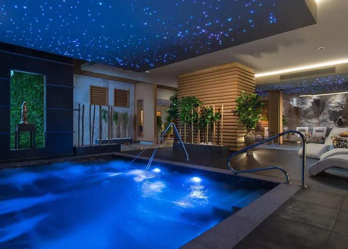 Hotel The Palace Hotel, Sunny Day