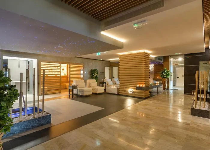 מלון The Palace Hotel, Sunny Day