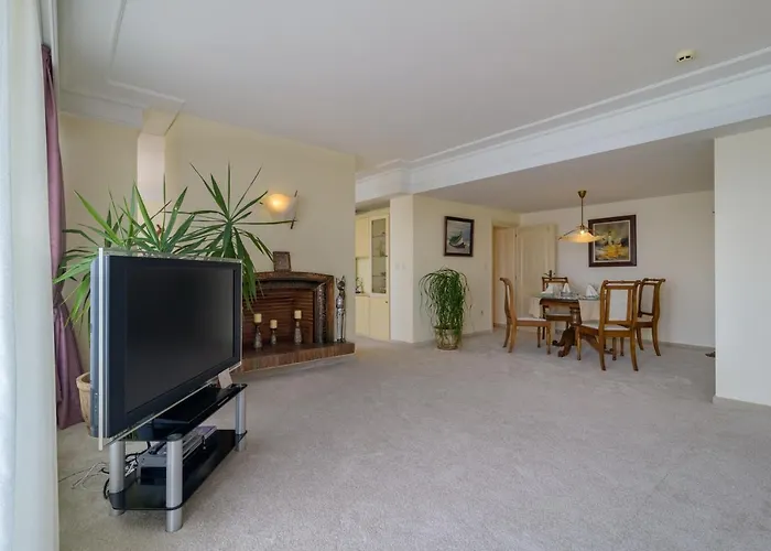 The Palace Hotel, Sunny Day فندق