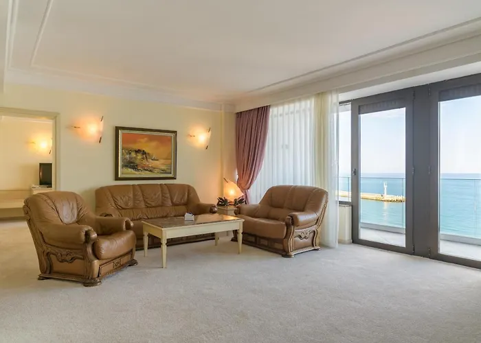 The Palace Hotel, Sunny Day فندق