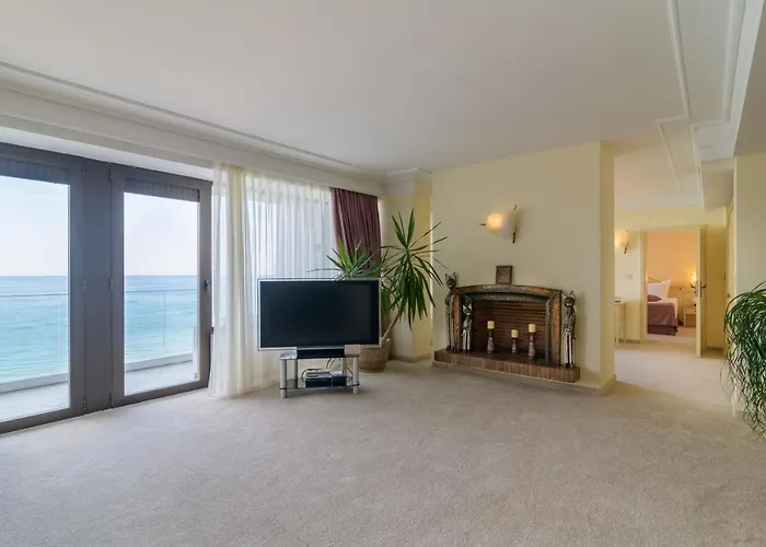 فندق The Palace Hotel, Sunny Day