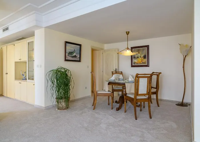 The Palace Hotel, Sunny Day 5* סנט קונסטנטין והלנה