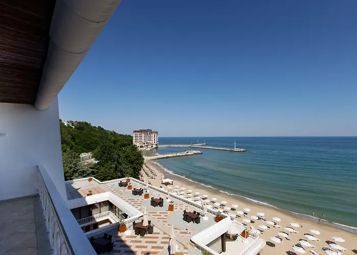 Hotel The Palace Hotel, Sunny Day